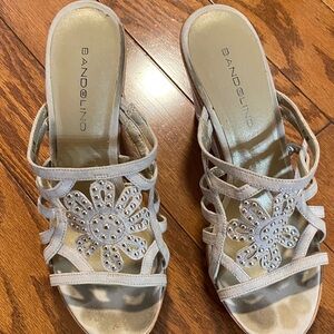 Bandolino Women's Beige Floral Sandals